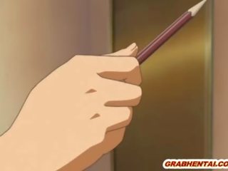 Ketjutettu anime ruskeaverikkö saa dildoed pillua ja nasta imevien jäykkä mulkku